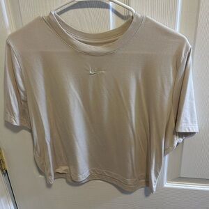 The Nike Tee Slim Fit